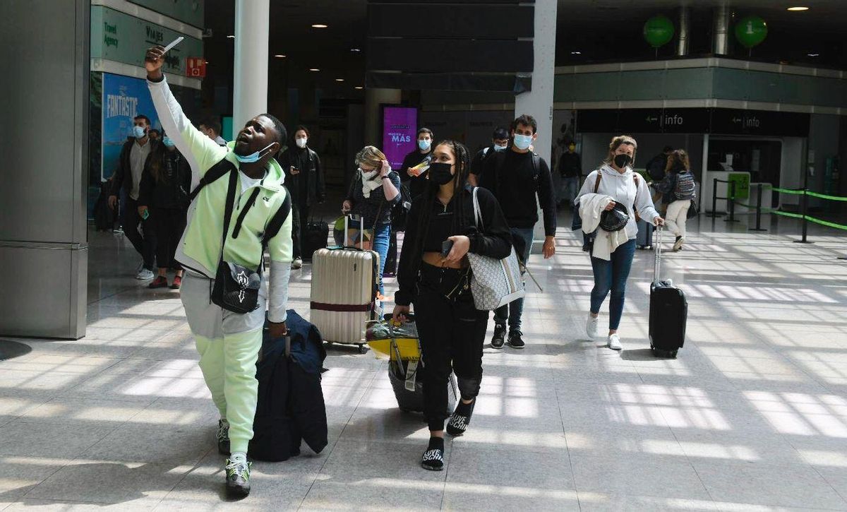 Los primeros turistas ingleses procedentes de Londres, esta mañana en el Aeropuerto del Prat. Los primeros turistas ingleses procedentes de Londres, esta mañana en el Aeropuerto del Prat.