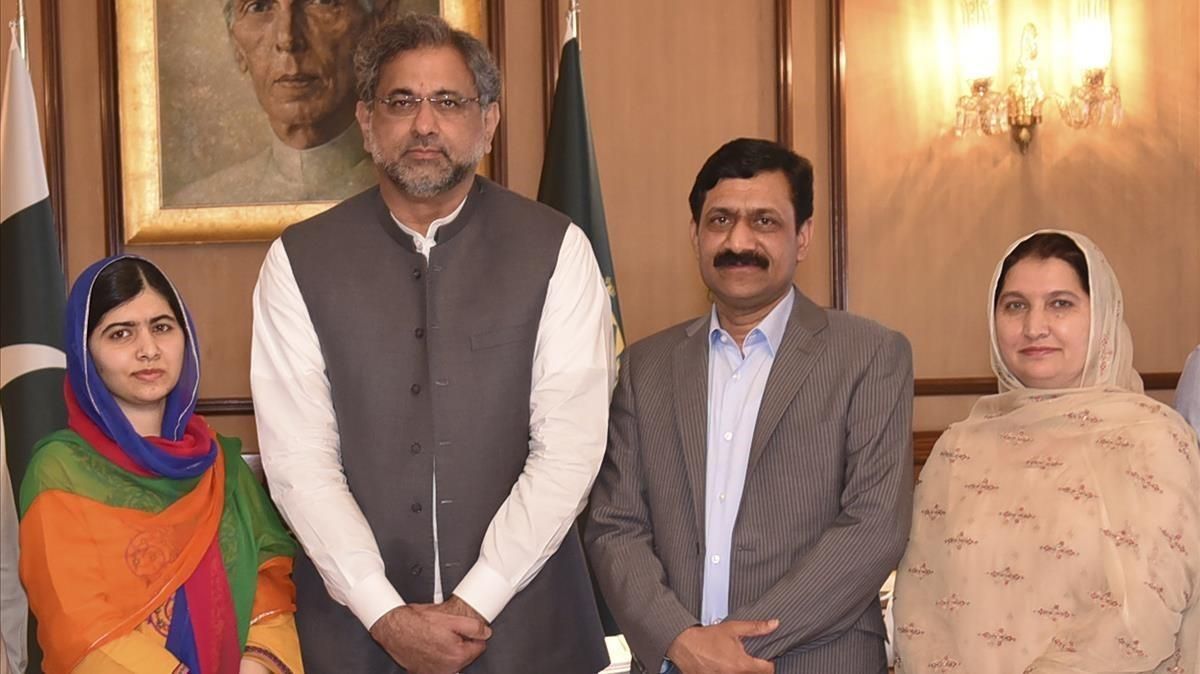Malala junto al primer ministro paquistaní, Shahid Khaqan Abbasi, y los padres de la activista en Islamabad. Malala junto al primer ministro paquistaní, Shahid Khaqan Abbasi, y los padres de la activista en Islamabad.