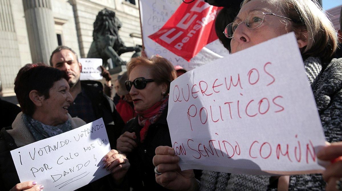Dos mujeres muestran carteles contra los políticos, en una manifestación ante el Congreso para reclamar unas pensiones dignas, en el 2018. Dos mujeres muestran carteles contra los políticos, en una manifestación ante el Congreso para reclamar unas pensiones dignas, en el 2018.