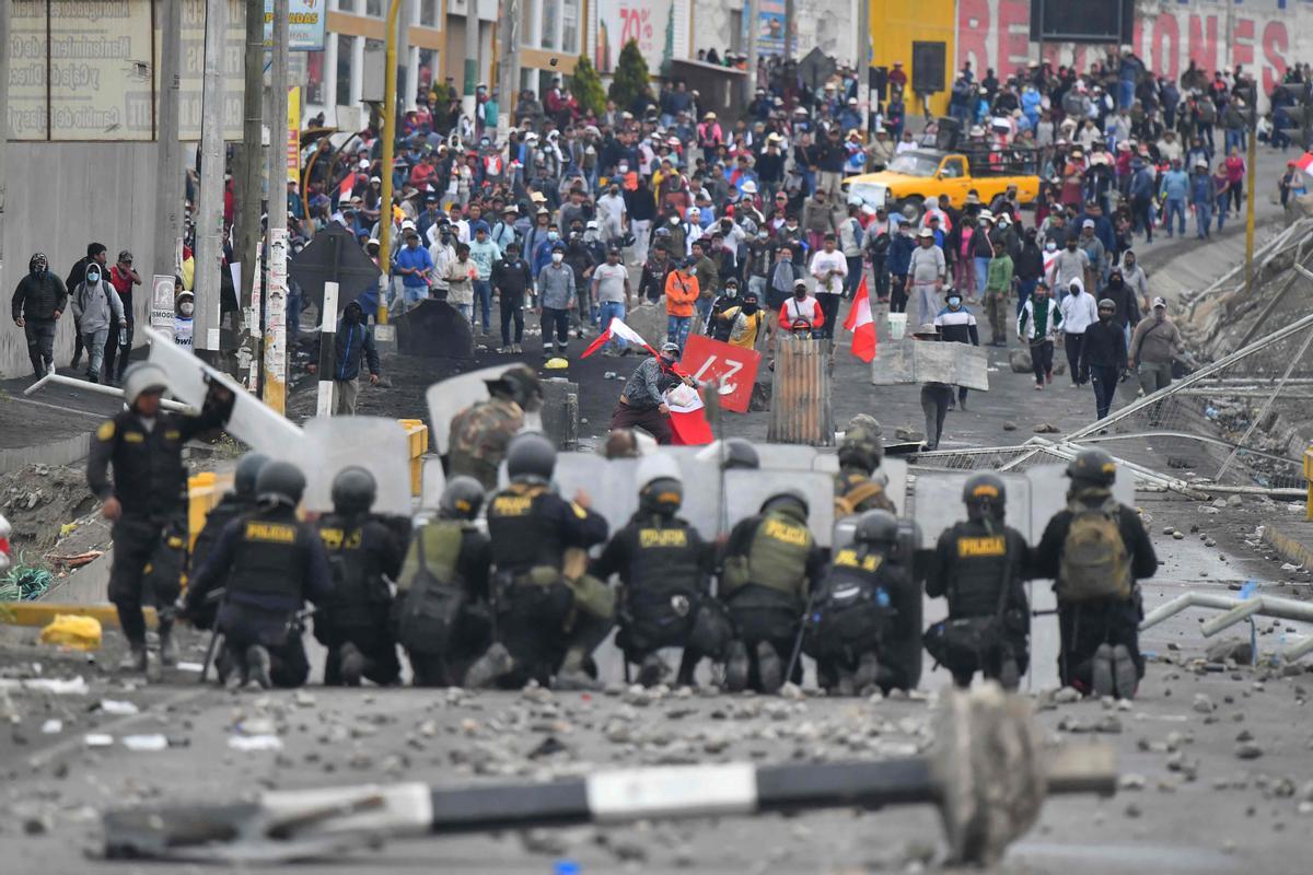 Enfrentamientos entre los manifestantes y la policía en el puente de Añashuayco, en Arequipa, este jueves.