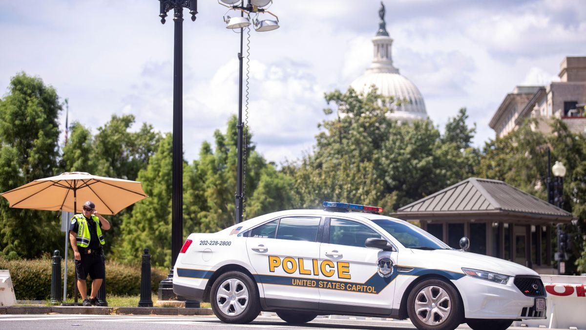 Un coche de la policía en la zona del Capitolio, en Washington.