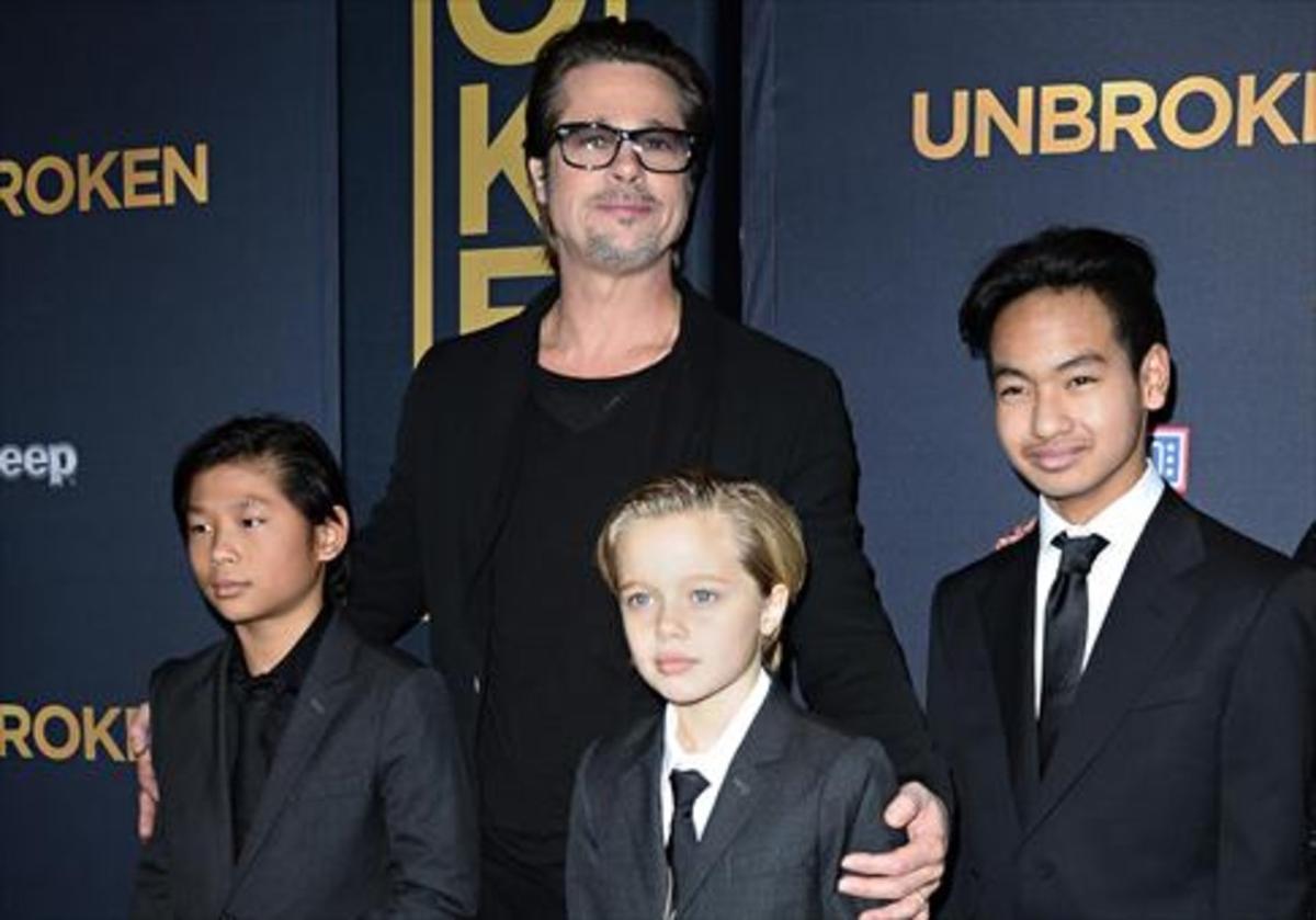 Brad Pitt posa con tres de sus seis hijos, en el estreno de la película ’Unbroken’, en diciembre del 2014.