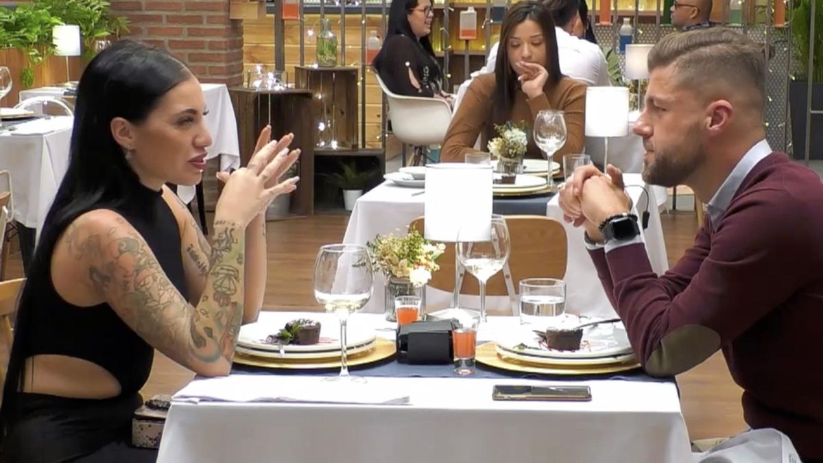 Una comensal de 'First Dates', sin tapujos sobre sus gustos sexuales: "Soy sumisa alfa" Una comensal de 'First Dates', sin tapujos sobre sus gustos sexuales: "Soy sumisa alfa"