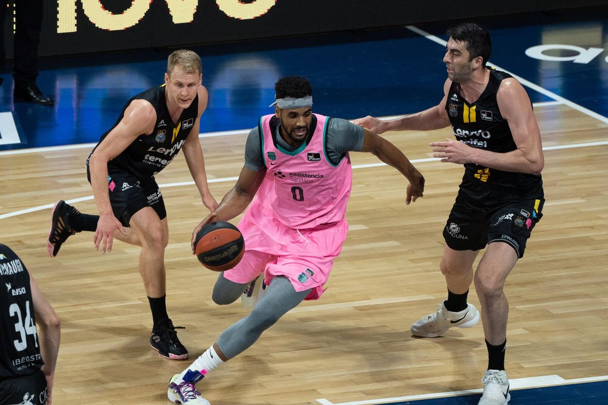 Davies intenta ganar espacio en la zona ante Shermadini Davies intenta ganar espacio en la zona ante Shermadini