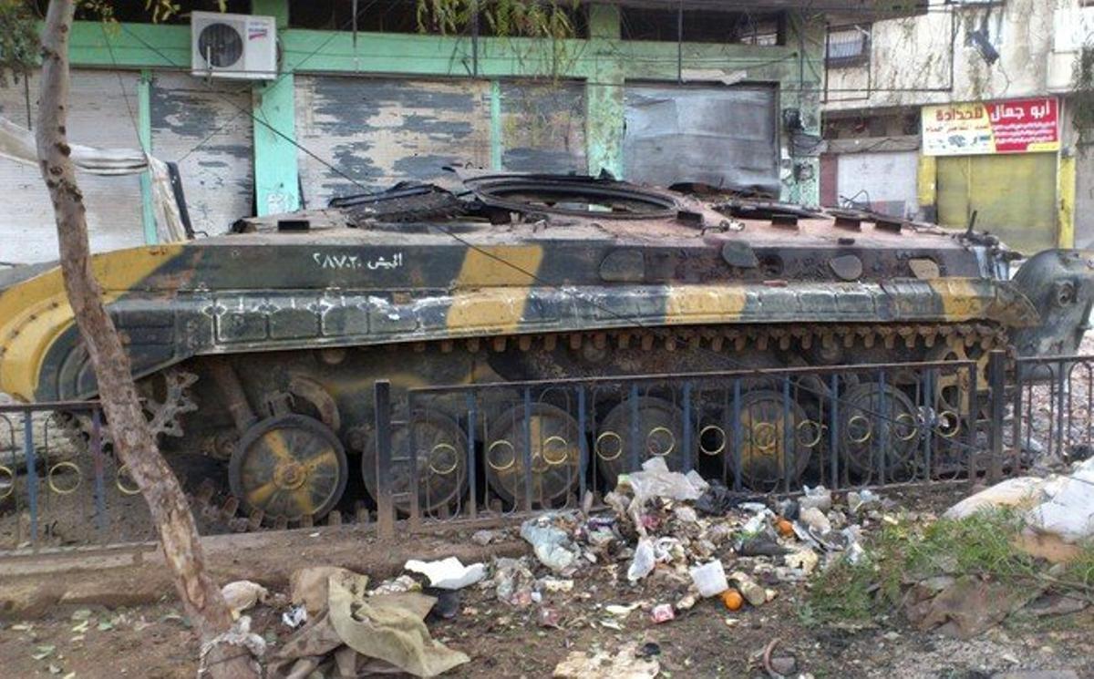 Los restos de un tanque en una calle de Homs, tras los choques entre el Ejército y los opositores sirios, el pasado sábado.