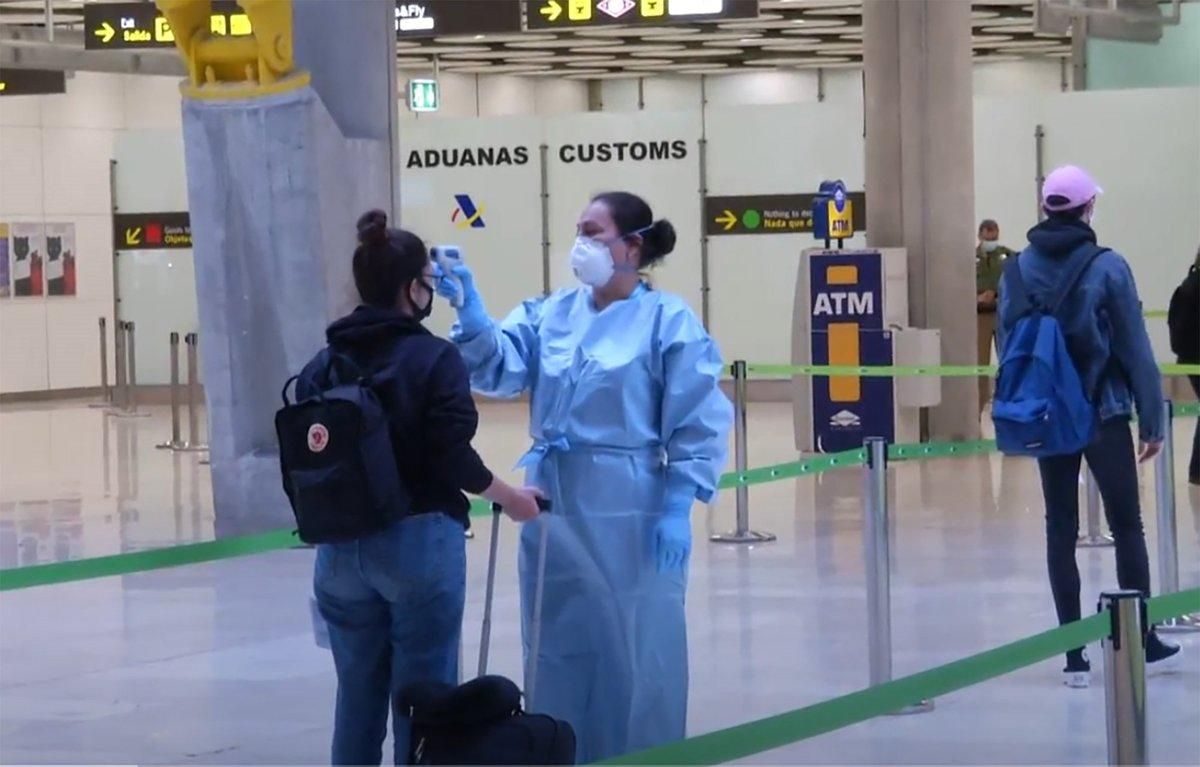 Captura de la señal de Moncloa de un control de toma de temperaturas a los pasajeros de un vuelo internacional. Captura de la señal de Moncloa de un control de toma de temperaturas a los pasajeros de un vuelo internacional.