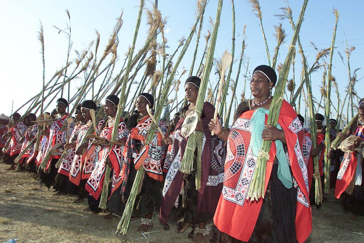 Mujeres suazíes celebrando una tradicional ceremonia de danza.
