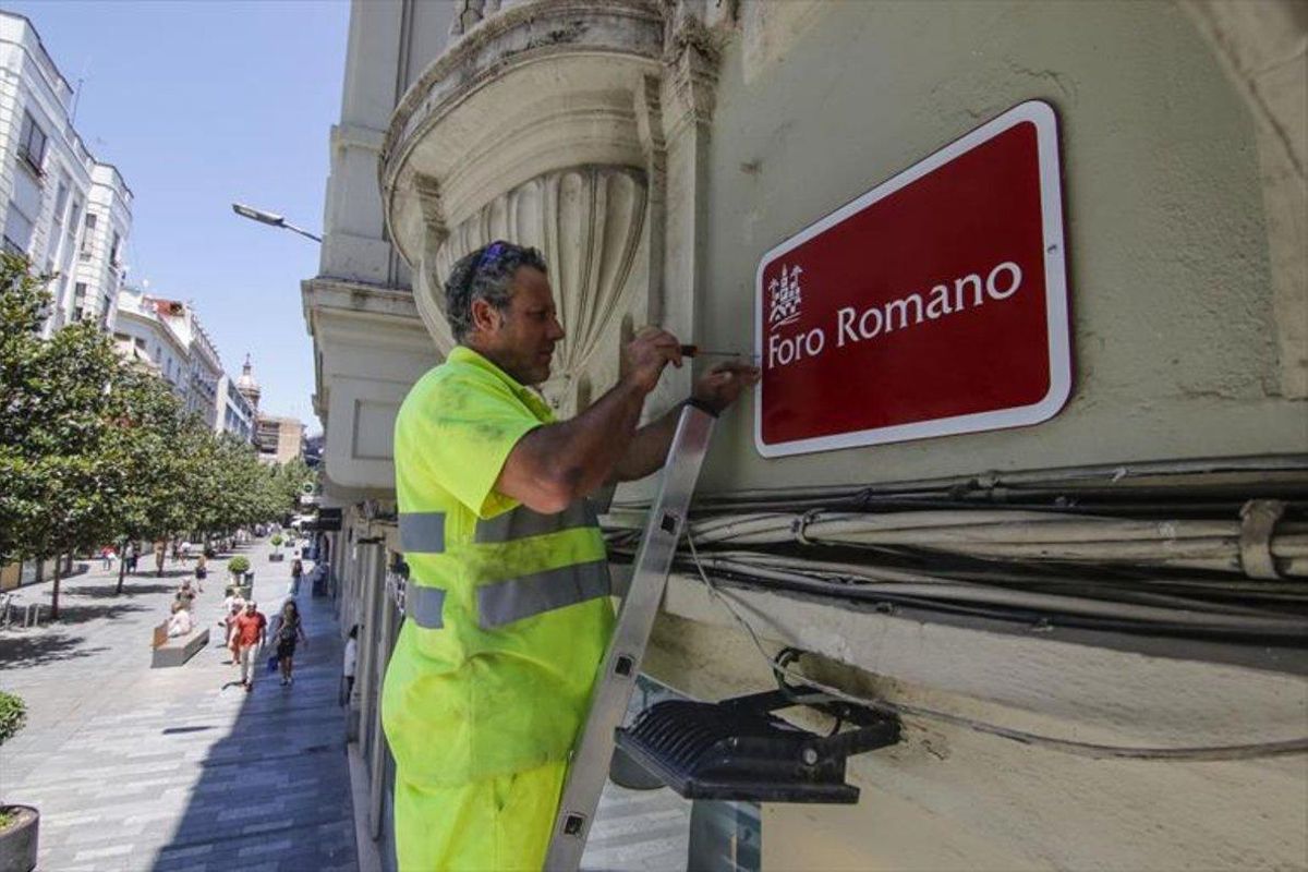 Cambio de nombre de la calle cordobesa anteriormente denominada José Cruz-Conde por el de Foro Romano, que ahora pasará a llamarse Cruz Conde. Cambio de nombre de la calle cordobesa anteriormente denominada José Cruz-Conde por el de Foro Romano, que ahora pasará a llamarse Cruz Conde.