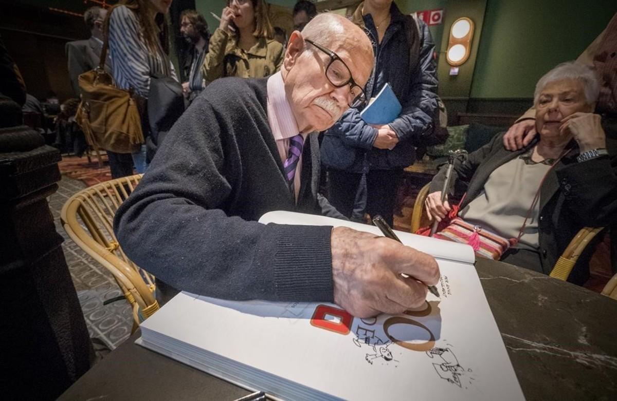 El histórico dibujante de ’TBO’ Josep Maria Blanco, firmando un ejemplar del libro de Antoni Guiral.