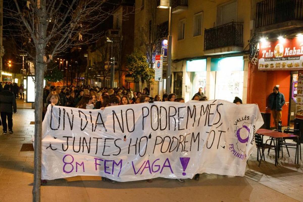 Así tiñó de negro el feminismo del Vallès la víspera del 8-M: "Esto no es una fiesta, sino una lucha"