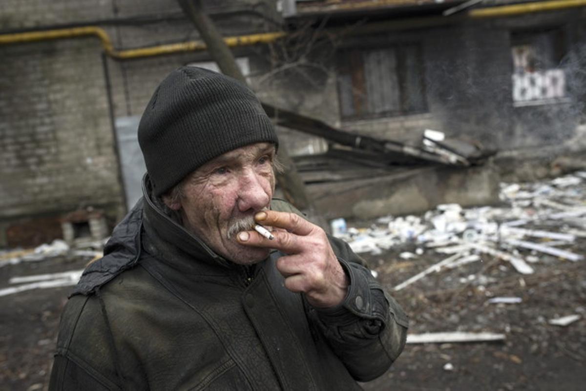 Un habitante de Donestk ante un edificio destruido.