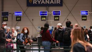 Retrasos y desinformación en los aeropuertos en la segunda jornada de huelga en Ryanair.