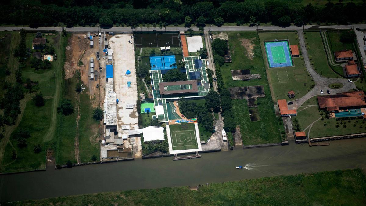 multazo para construir un lago y un juego artificial en una mansión en Brasil