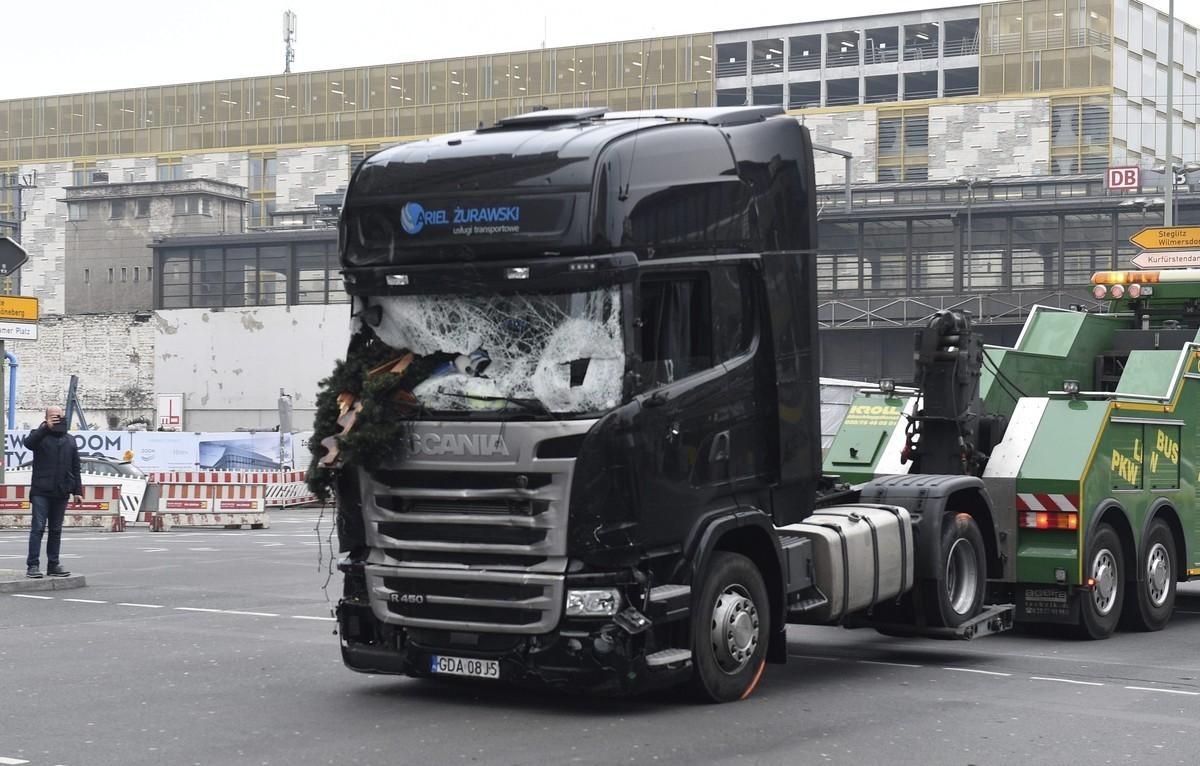 Imagen del camión que arrolló a los visitantes de un mercadillo navideño en el centro de Berlín. Imagen del camión que arrolló a los visitantes de un mercadillo navideño en el centro de Berlín.