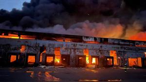 Un almacén de congelados incendiado por el fuego ruso en la población de Kvitneve, provincia de Kiev, en Ucrania.