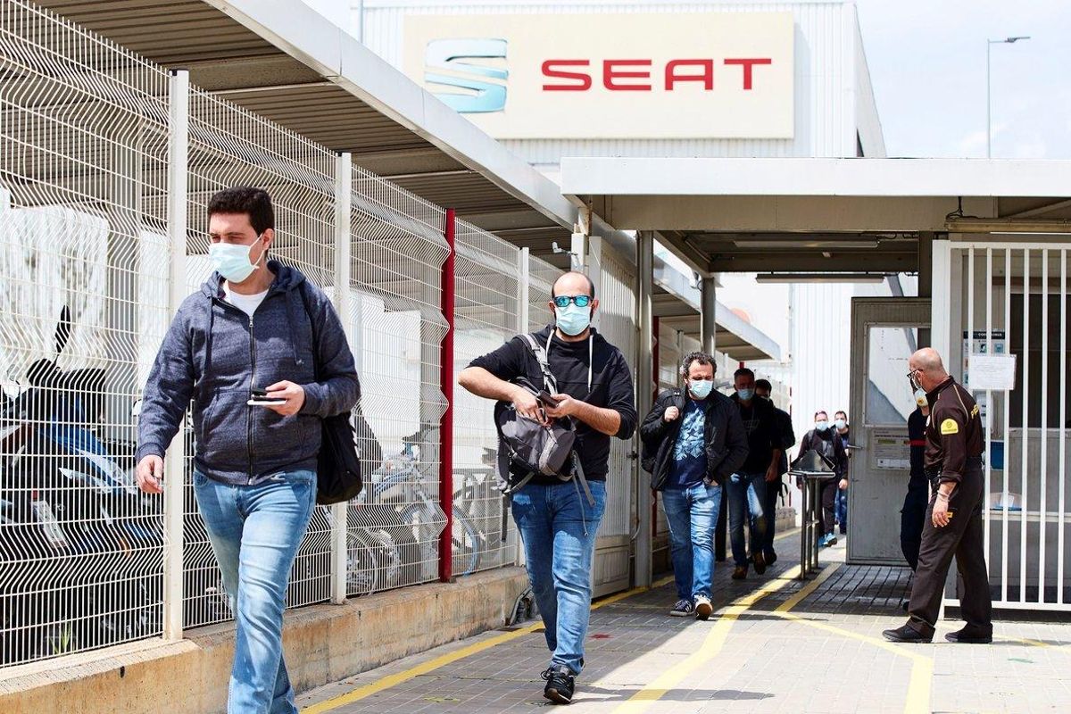 Trabajadores de Seat salen tras acabar su turno. Trabajadores de Seat salen tras acabar su turno.