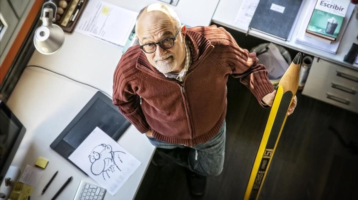 José Luis Martín, en su estudio, donde dibuja a lápiz, aunque luego escanea la tira y la pasa a ordenador. José Luis Martín, en su estudio, donde dibuja a lápiz, aunque luego escanea la tira y la pasa a ordenador.