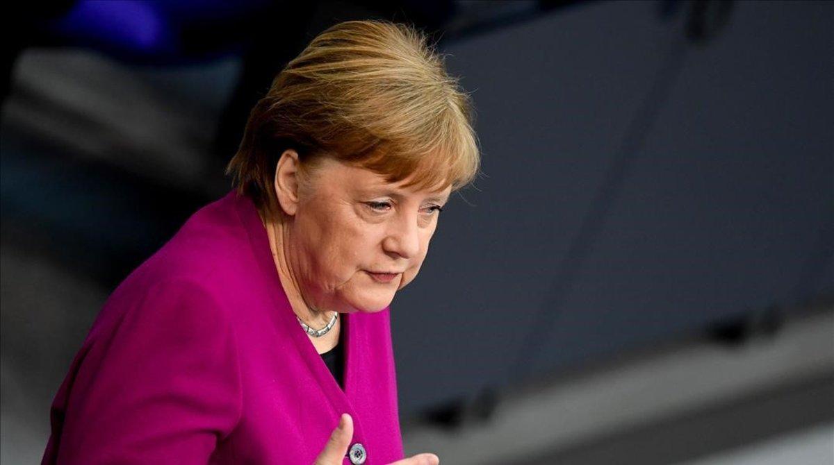 La cancillera Angela Merkel dirigiéndose al Bundestag.