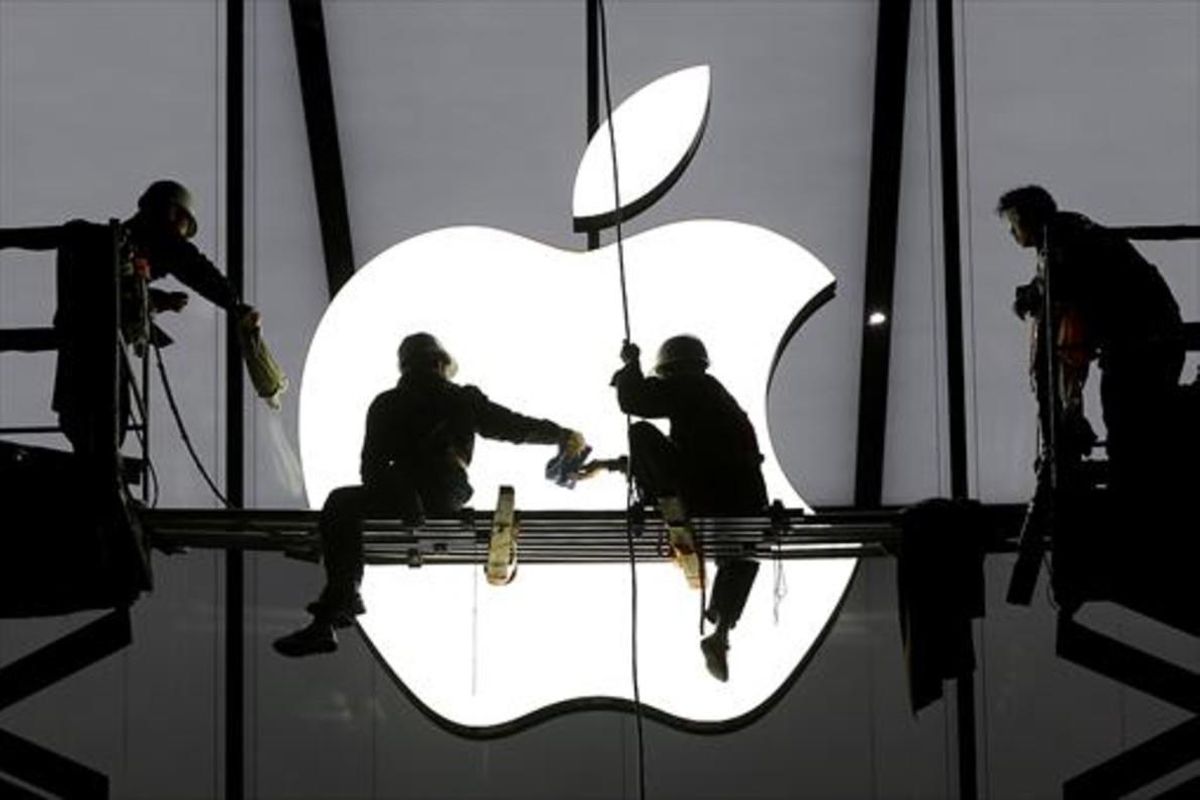Varios operarios ultiman los trabajos antes de la apertura de una nueva tienda de Apple. Varios operarios ultiman los trabajos antes de la apertura de una nueva tienda de Apple.