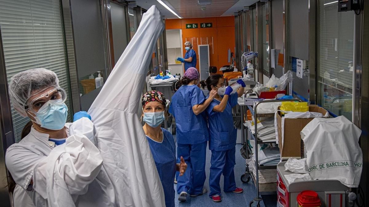 Sanitarios en la UCI del Hospital Clínic. Sanitarios en la UCI del Hospital Clínic.