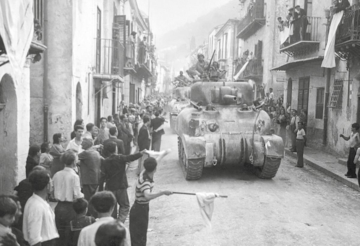 Civiles italianos reciben los tanques aliados en Sicilia tras el desembarco. 