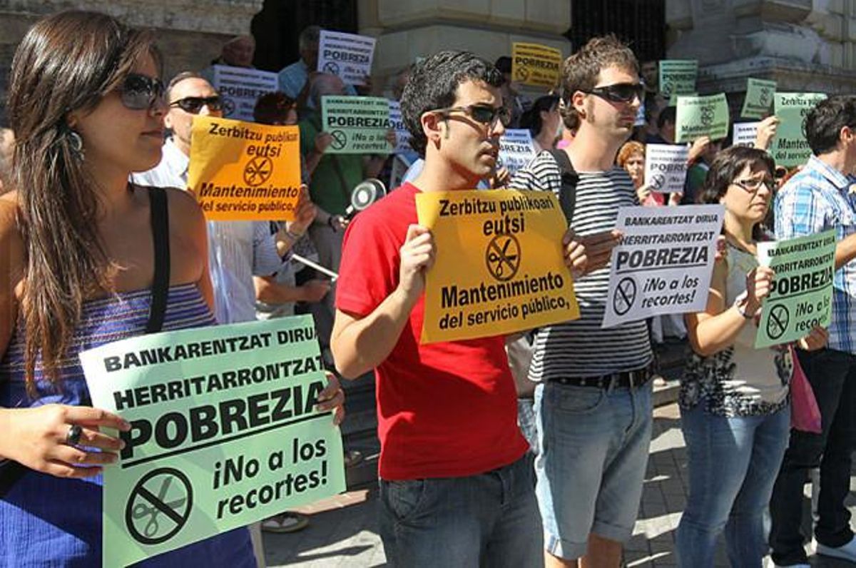 Trabajadores de la Diputación Foral de Bizkaia se han concentrado en protesta por los recientes ajustes aprobados por el Gobierno, como la supresión de la paga extra de Navidad. Trabajadores de la Diputación Foral de Bizkaia se han concentrado en protesta por los recientes ajustes aprobados por el Gobierno, como la supresión de la paga extra de Navidad.