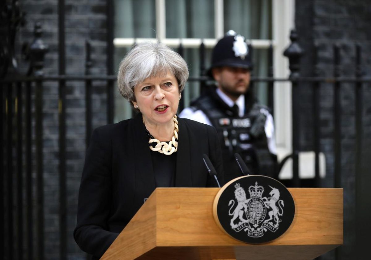 La primera ministra británica Theresa May plantea revisar la estrategia antiterrorista y afirma que el terrorismo no se puede erradicar solo militarmente. La primera ministra británica Theresa May plantea revisar la estrategia antiterrorista y afirma que el terrorismo no se puede erradicar solo militarmente.