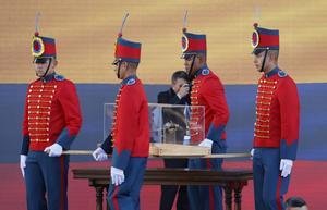 La espada de Bolívar custodiada por cadetes colombianos.