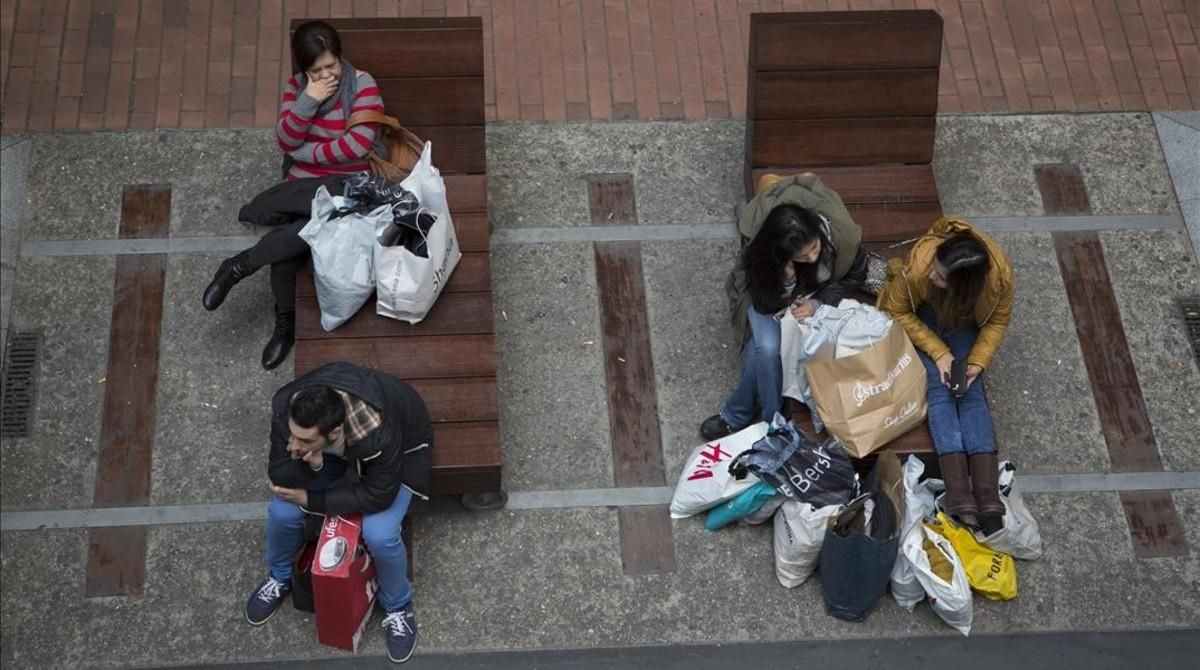 Jornada de compras en el Black Friday del 2015 en La Maquinista de Barcelona. Jornada de compras en el Black Friday del 2015 en La Maquinista de Barcelona.