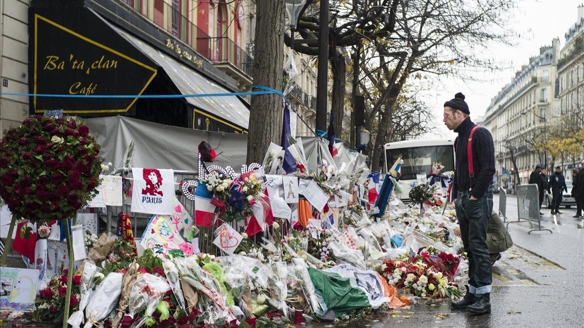 Imagen de la entrada de la sala de conciertos parisina ’Bataclán’, tras el atentado terrorista, en el 2015. 