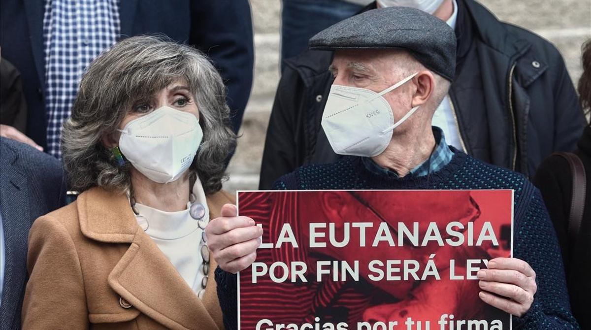 La exministra de Sanidad Maria Luisa Carcedo, junto a Angel Hernandez (que ayudo a morir a su mujer, enferma de esclerosis multiple), celebran frente al Congreso la aprobacion de la ley de la eutanasia, el 17 de diciembre.