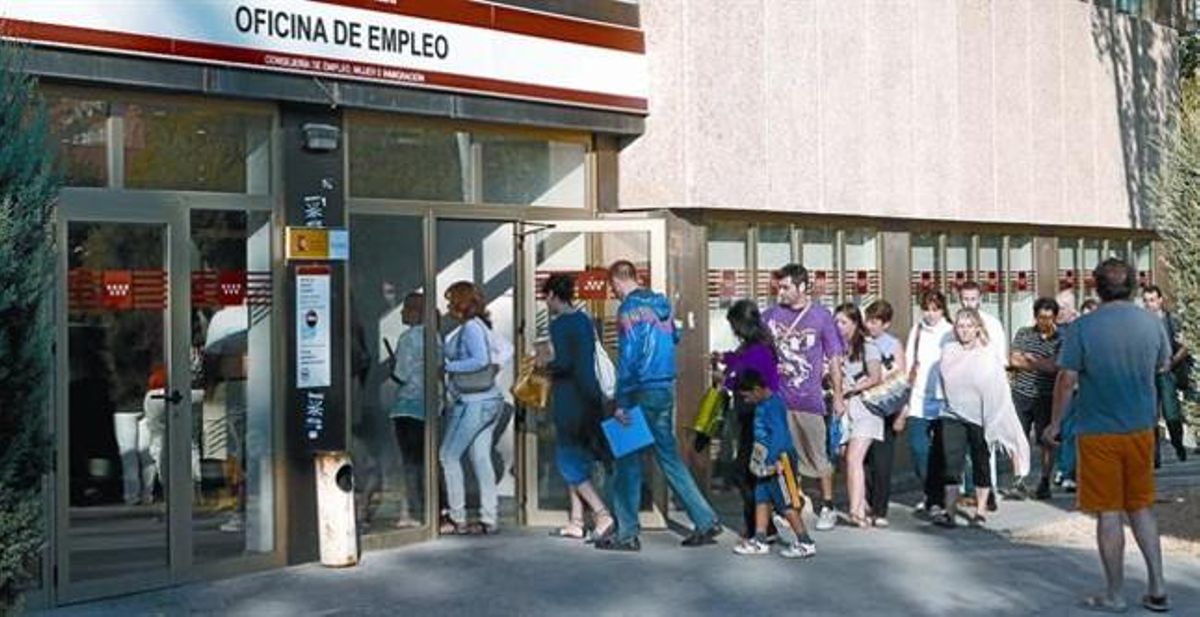 Un grupo de jóvenes hace cola ante una oficina de Empleo en Madrid, a principios de agosto. Un grupo de jóvenes hace cola ante una oficina de Empleo en Madrid, a principios de agosto.