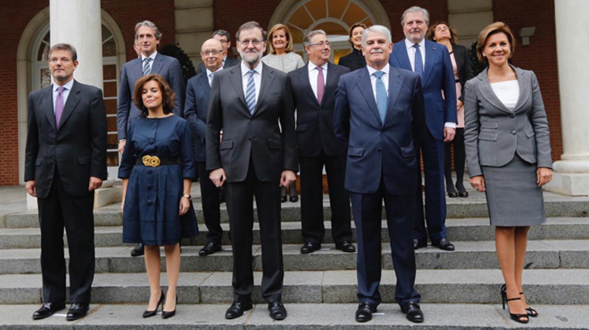 Los nuevos ministros del Gobierno y el presidente del mismo, Mariano Rajoy, se han realizado la tradicional foto en las escalinatas de la Moncloa. 