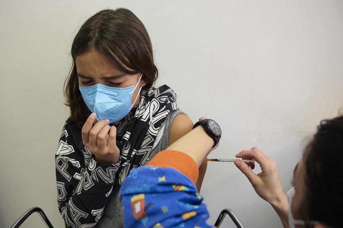Una niña recibe una dosis de la vacuna contra el covid en el Hospital La Paz de Madrid.