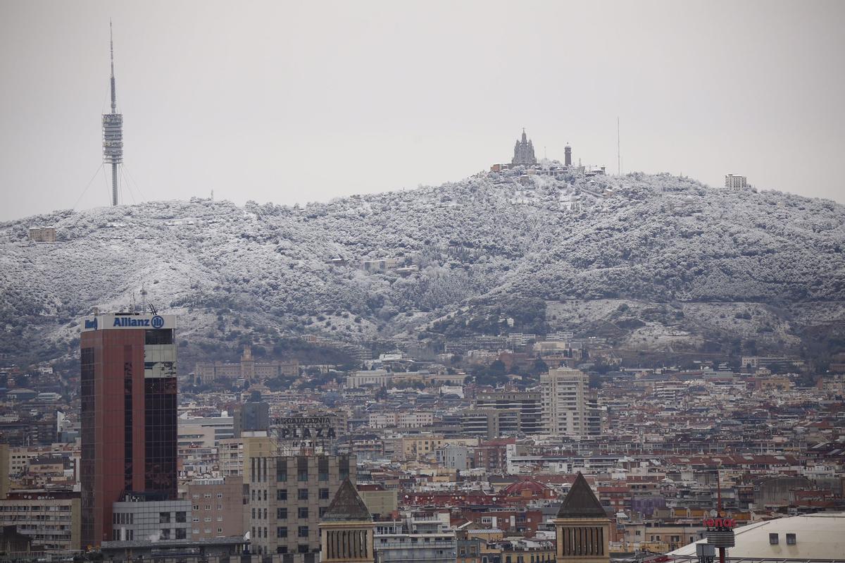 El Tibidabo, nevado, visto desde Barcelona.