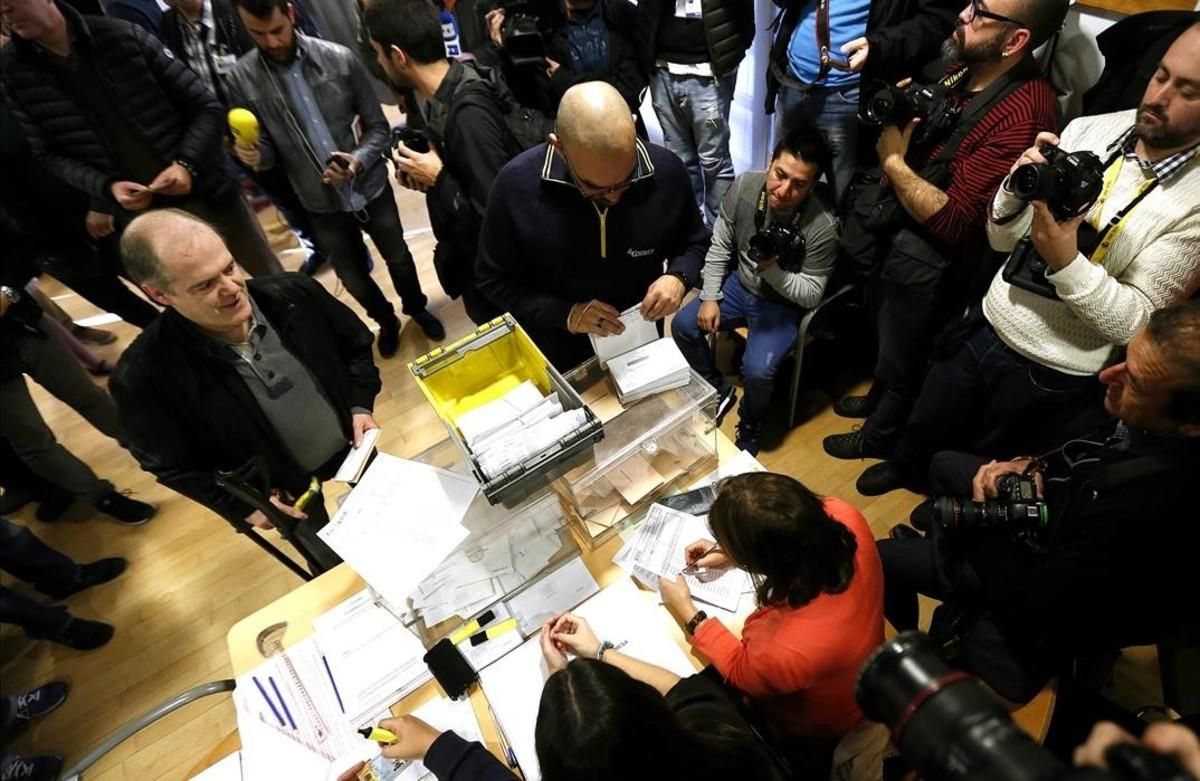 Un cartero entrega el voto por correo en un colegio electoral, el 20-D. Un cartero entrega el voto por correo en un colegio electoral, el 20-D.