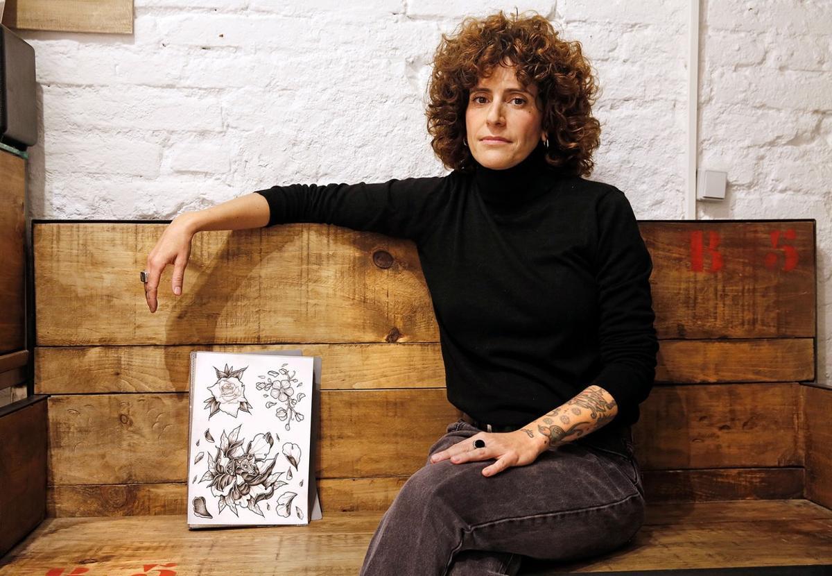 Noemí García, tatuadora y propietaria del estudio de tatuaje feminista y social ’Desideratum’.