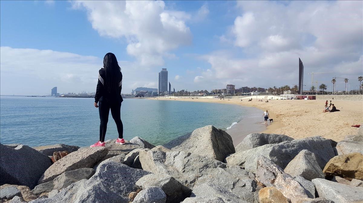 Aspecto de la playa de Barcelona, este domingo.
