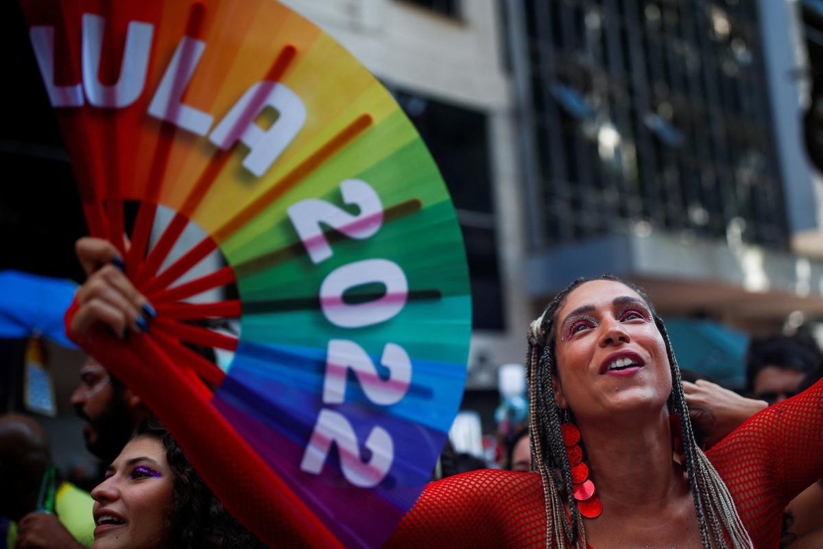 Una joven con un abanico en apoyo a la campaña de Lula para las presidenciales participa en una fiesta del Carnaval de Río de Janeiro.