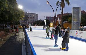 La pista de patinaje de los jardines de Can Xiringoi, en Nou Barris, durante la Navidad de 2021