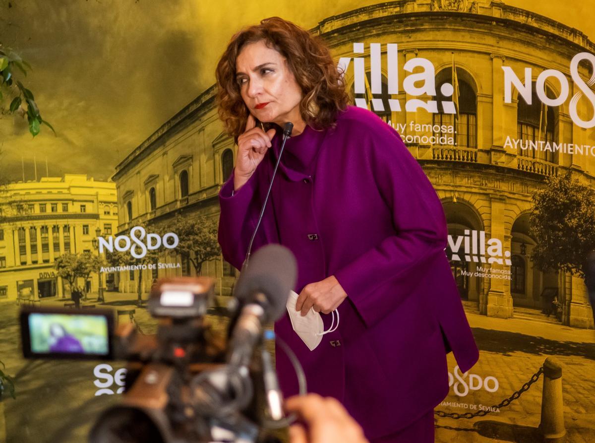 María Jesús Montero atiende a los medios de comunicación, este lunes, en Sevilla.