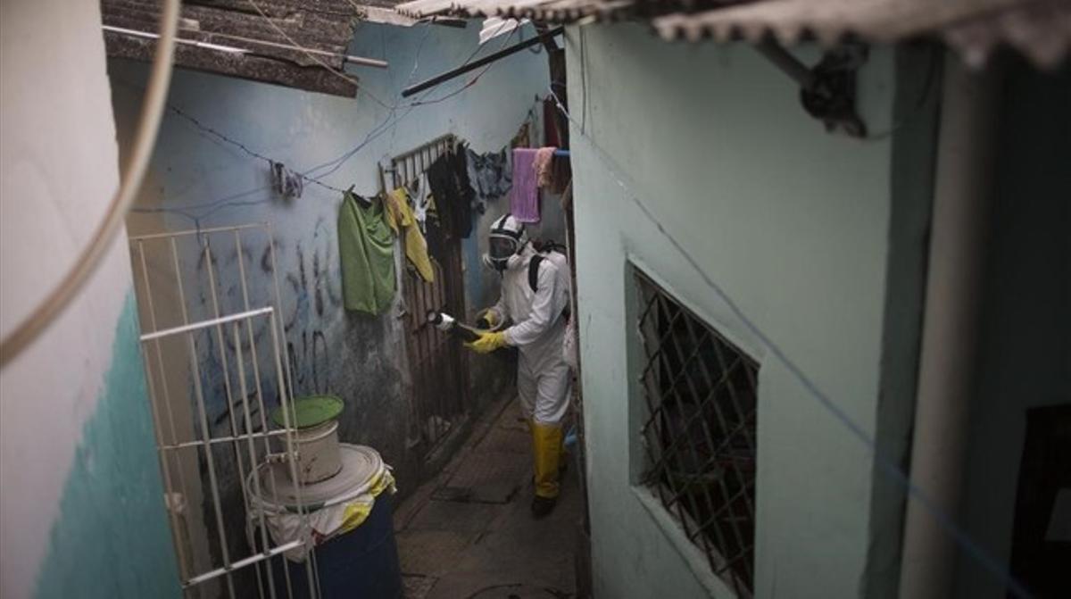 Un trabajador municipal fumiga con insecticida contra el mosquito transmisor del zika en un barrio de Recife, en Brasil.