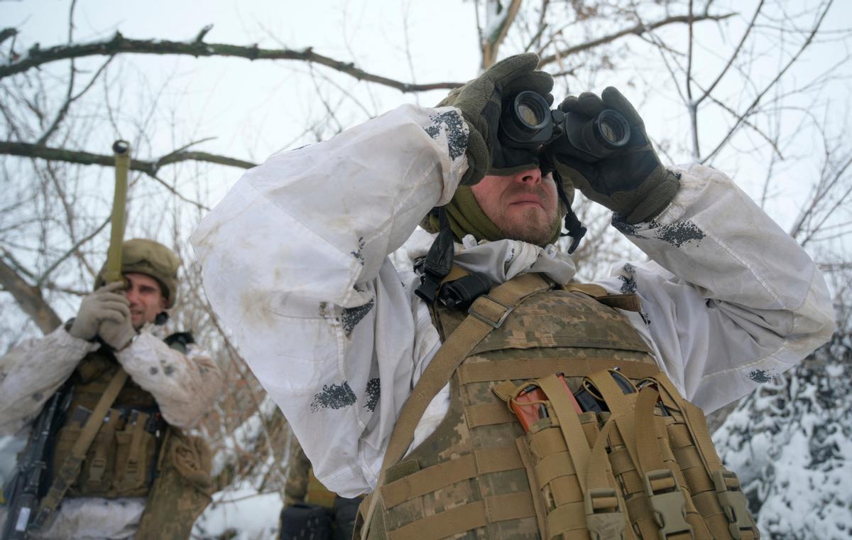 Dos soldados ucranianos en posiciones de combate en la región de Donetsk, donde el Ejército combate a los separatistas prorrusos desde 2014.