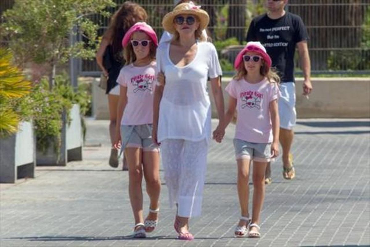 Carmen Thyssen y sus mellizas, a juego por Eivissa Carmen Thyssen y sus mellizas, a juego por Eivissa
