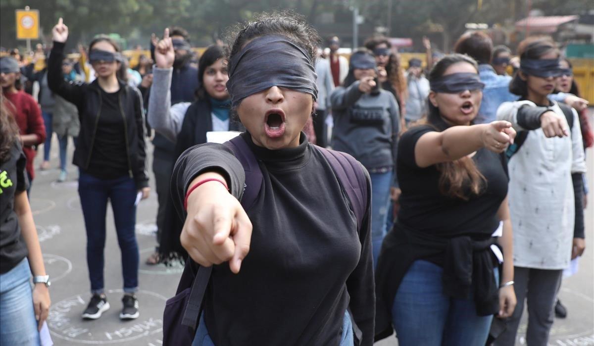 Un grupo de mujeres indias escenifican el himno feminista ’Un violador en tu camino’ el pasado diciembre, en Nueva Delhi. 
