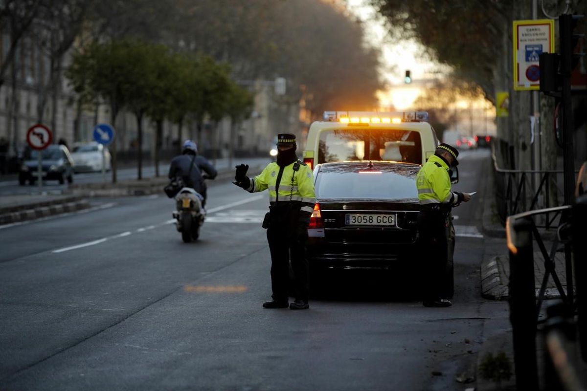 Agentes de la Policía Local de Madrid, denunciando a un automovilista con matrícula par. Agentes de la Policía Local de Madrid, denunciando a un automovilista con matrícula par.
