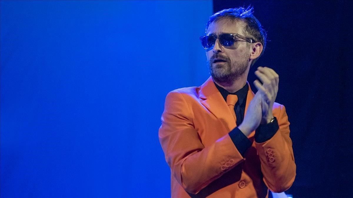 Neil Hannon, dandi del pop, en la actuación de The Divine Comedy en Apolo, el martes. Neil Hannon, dandi del pop, en la actuación de The Divine Comedy en Apolo, el martes.