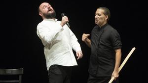 El Niño de Elche (izquierda) con Israel Galván en un momento de ’Mellizo doble’.  
