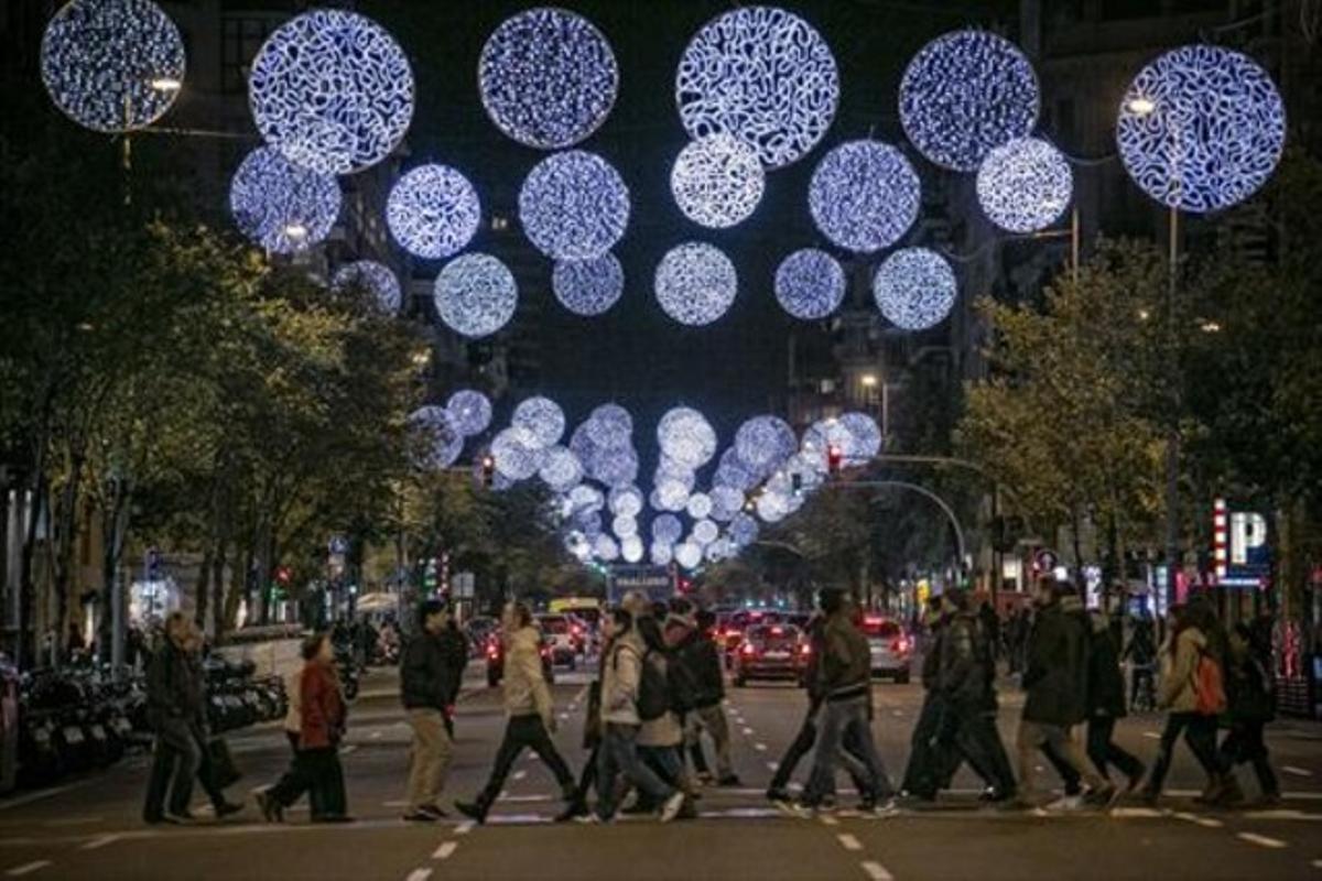 Iluminación navideña en la calle de Aragó, en las Navidades del 2013.