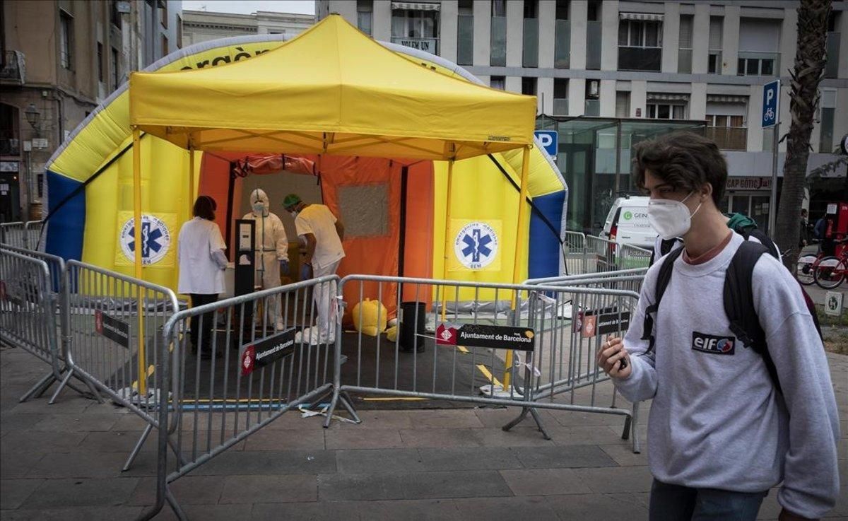 Carpa junto al CAP del Gòtic, en Barcelona, donde se realizan las pruebas PCR. Carpa junto al CAP del Gòtic, en Barcelona, donde se realizan las pruebas PCR.